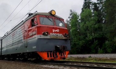 Приветливая бригада, Электровоз ВЛ10У-885 с грузовым поездом