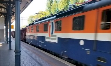 Электровоз Шкода 183-015-7 с полувагонами груженными углём