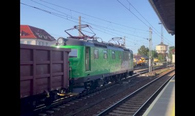 Электровоз Шкода 182 101-6 выполняет манёвры по станции