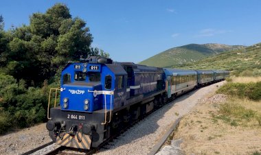 Хорватия, тепловоз 2 044 011 едет с поездом Будапешт-Сплит