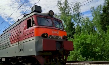 Электровоз ВЛ11М-336/338Б с грузовым поездом