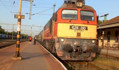 Тепловоз М62 628 310 с пригородным поездом