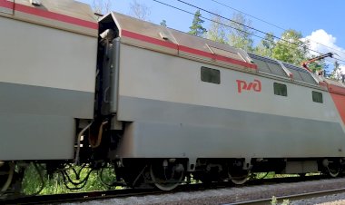 Электровоз 2ЭС6-1331 "Синара" со сборным поездом