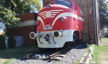 Памятник тепловозу M61.004 в Тапольце, видеообзор