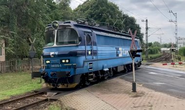 Электровоз Ламинатка 240 010-9 следует резервом