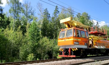 Автомотриса 1АДМ-13 с платформой и приветливым машинистом