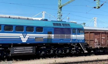 Тепловоз М62-230 с полувагонами и приветливым помощником машиниста