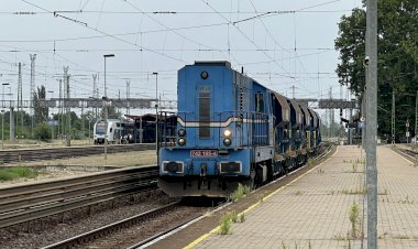 Тепловоз 742 165-4 с хопперами дозаторами