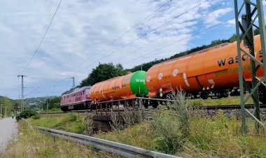 Встречные поезда, Электровоз Вектрон с пассажирским и ТЭ109 с наливным поездом