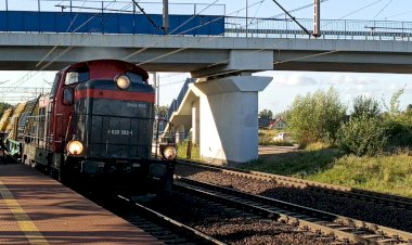 Перевозка стрелочного перевода, тепловоз SM42-1155 с хозяйственным поездом