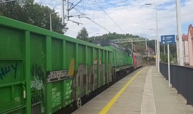 Электровоз  E6ACTa-008+ТЭМ2-259 с полувагонами