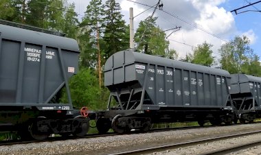 Электровоз ВЛ11.8 - 668/685А с хопперами