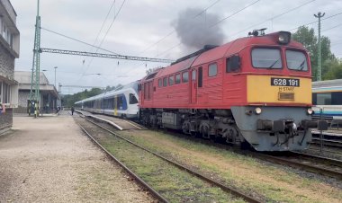 Тепловоз М62 628 191 перегоняет электропоезда Штадлер