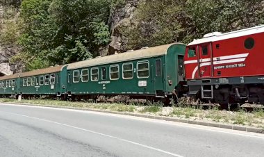 Родопская УЖД в Болгарии, поезд выезжает из тоннеля