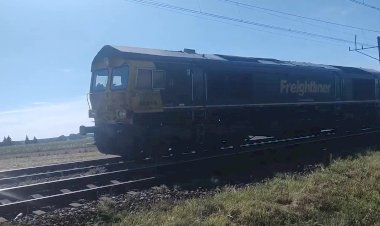 Тепловоз JT42M - 66019 Freightliner с полувагонами