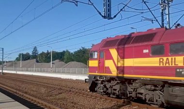 Тепловоз М62М-004 с полувагонами