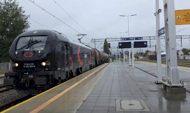 Электровоз Ньюаг 111ed-105 с цистернами