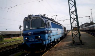 Электровоз Ламинатка 240 139-6 перегоняет тепловоз  742 400-5 в холодном состоянии