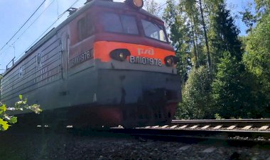 Электровоз ВЛ10У-978 с грузовым поездом