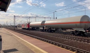 Электровоз Шкода 182 120-6 с цистернами для сжиженного газа