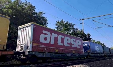 Электровоз Вектрон с вагонами для перевозки автоприцепов