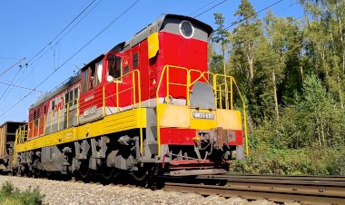 Тепловоз ЧМЭ3-6157 с хопперами дозаторами