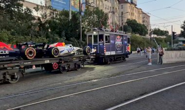 Грузовые трамваи перевозят гоночные болиды в Будапеште