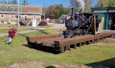 Разворот узкоколейного паровоза на поворотном круге в музее Фармингтона