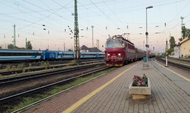 Вишнёвый экспресс, Электровоз Ламинатка 240 129-7 с пассажирским поездом