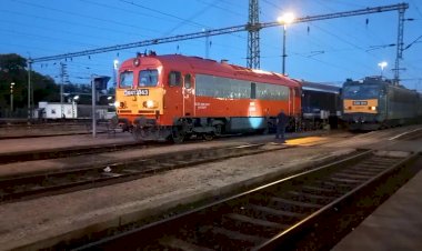 Тепловоз М41 2143 с пригородным поездом