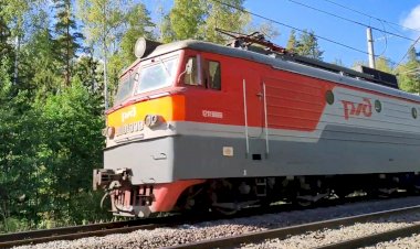 Очень приветливая локомотивная бригада! Электровоз ВЛ10У-999 с грузовым поездом