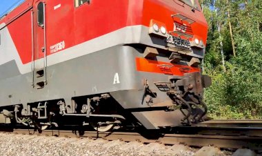 Электровоз 2ЭС6-1328 "Синара" с грузовым поездом.