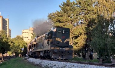 Фиаты Панда едут с завода, тепловоз 661-143 с вагонами автовозами