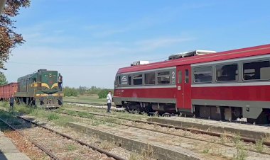 Встречные поезда, прибытие дизель поезда и отправление грузового поезда под тепловозом