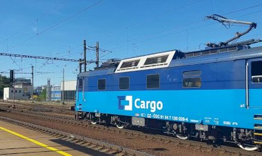 Электровоз Шкода 130 028-4 следует резервом