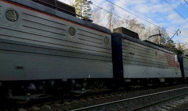 Электровоз ВЛ11-406/469Б с грузовым поездом