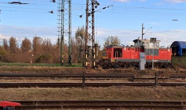 Тепловоз 479 319 с пассажирским вагоном выполняет манёвры