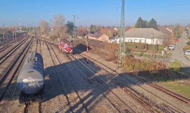 Электровоз Шкода 242 254-8 следует резервом