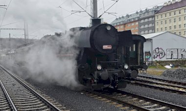 Паровоз 555.0153 едет задним ходом с раритетным вагоном