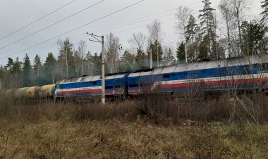 Тепловоз 2ТЭ25КМ-0447 БТС с наливным поездом на БМО