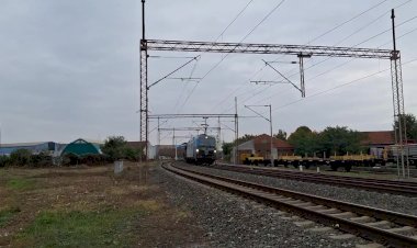 Электровоз Вектрон 1293-901 с вагонами-автовозами, перевозящими Фиаты Панда.