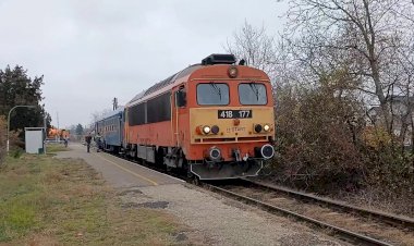 Тепловоз 418 177 с пригородным поездом