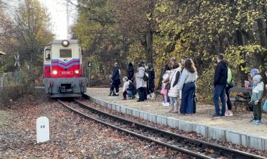 Детская железная дорога Будапешта в прекрасную осеннюю погоду.