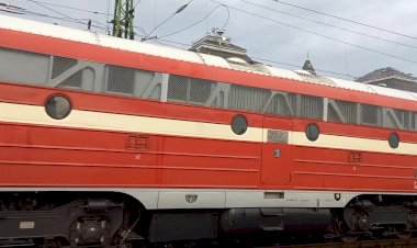 Тепловоз М61.  001 с хозяйственным поездом