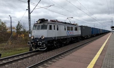 Электровоз EU07-088 с контейнерным поездом