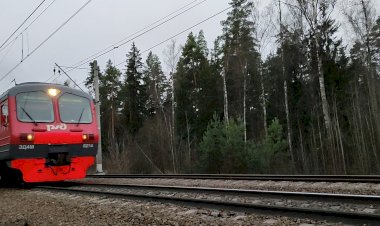 Электропоезд ЭД4М-0214 с приветливой бригадой на БМО