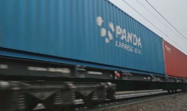 Скоростные шестиосные платформы, 2ЭС6-1382 Синара с контейнерным поездом