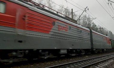 Электровоз ВЛ11.8-743А/783 с грузовым поездом