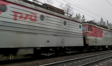 Приветливая бригада, Электровоз ВЛ11-211А/ВЛ11-210 с грузовым поездом