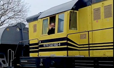 Тепловоз ЧМЭ3 с приветливым машинистом